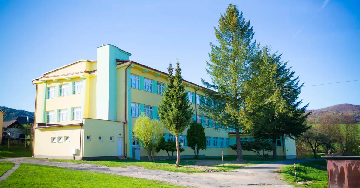Trojpodlažná budova občianskej vybavenosti po obnove fasády.