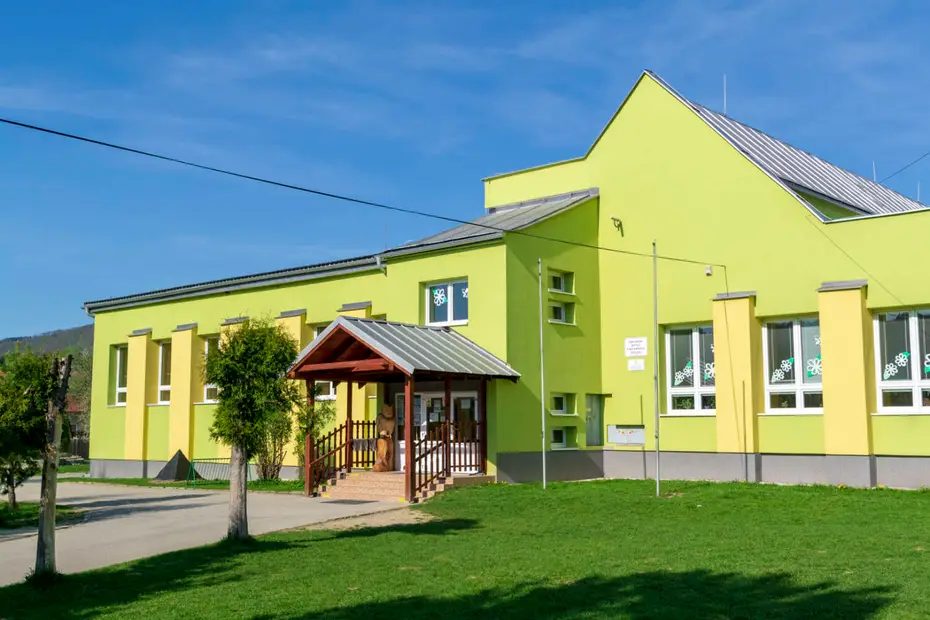 Obecná budova so zastrešeným vstupom.