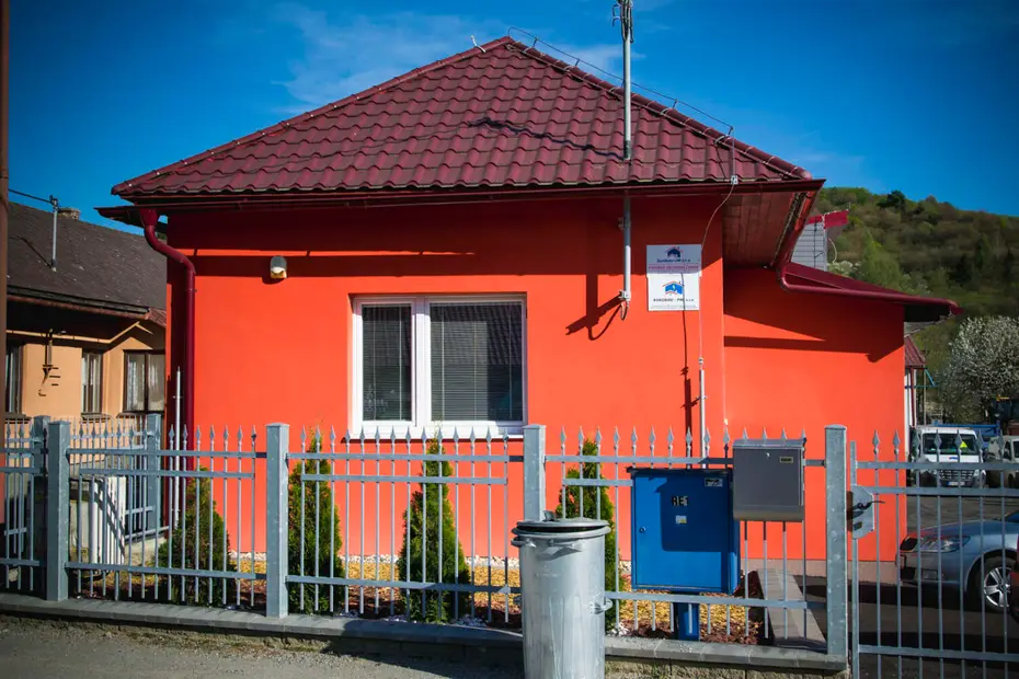 Dokončený rodinný dom s valbovou strechou a oplotením.